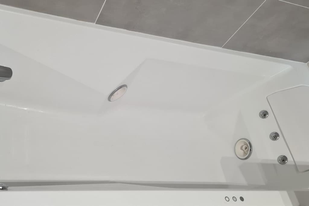 Charmant Logement Avec Jacuzzi Mantes-la-Jolie Exteriör bild