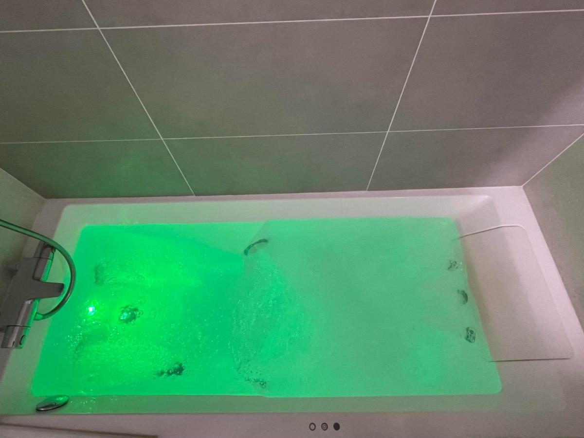 Charmant Logement Avec Jacuzzi Mantes-la-Jolie Exteriör bild